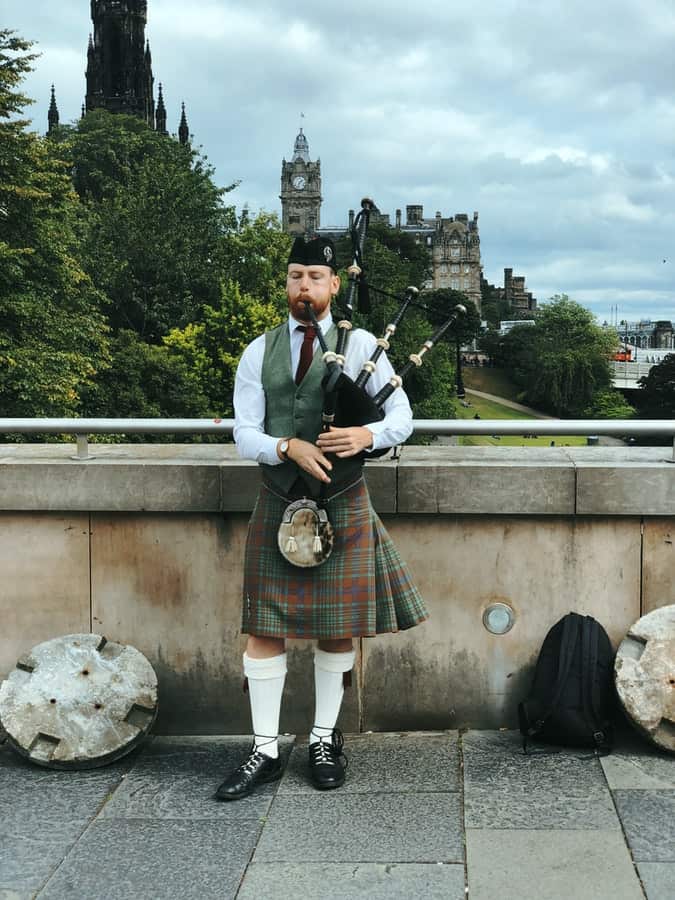 photo-1533220223327-8a56200c18bd are bagpipes hard to play