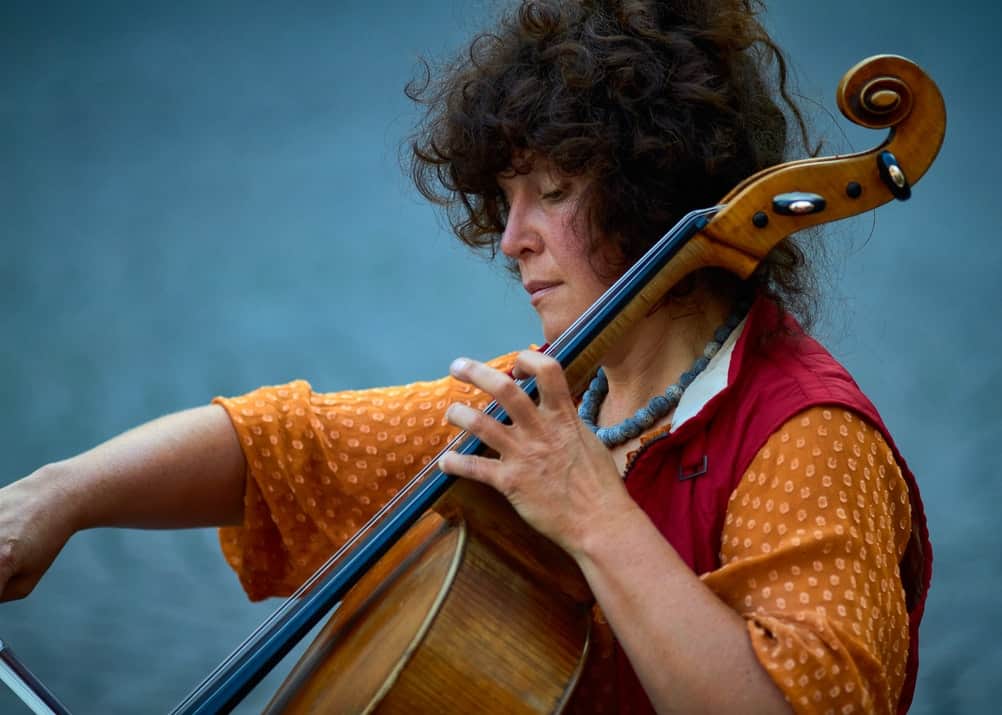 photo-1556831234-993b84e75a93 women playing cello