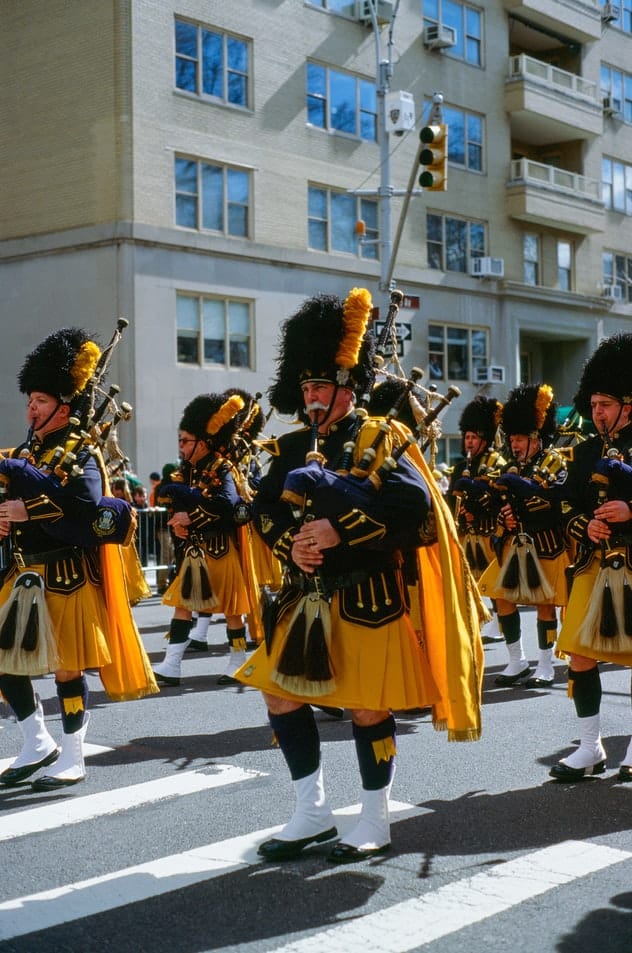 photo-1557197270-2bc8b71bbf47 bagpipe prices