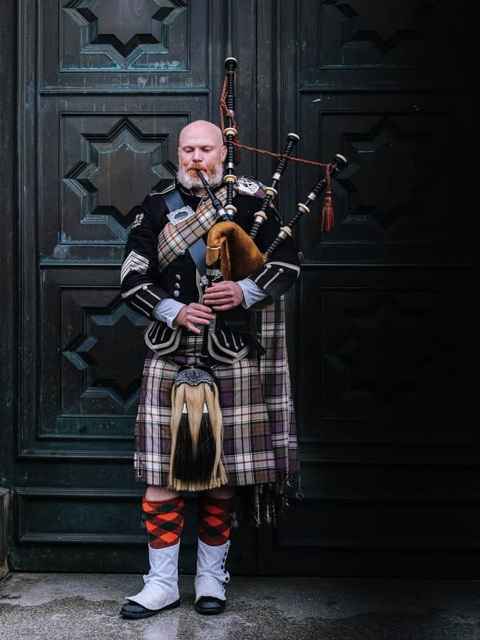 photo-1582974878239-f6713802a0df how hard is it to play the bagpipes