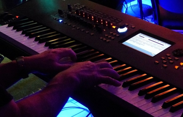 5 Best Lighted Keyboard Pianos In 2023 | PlayTheTunes