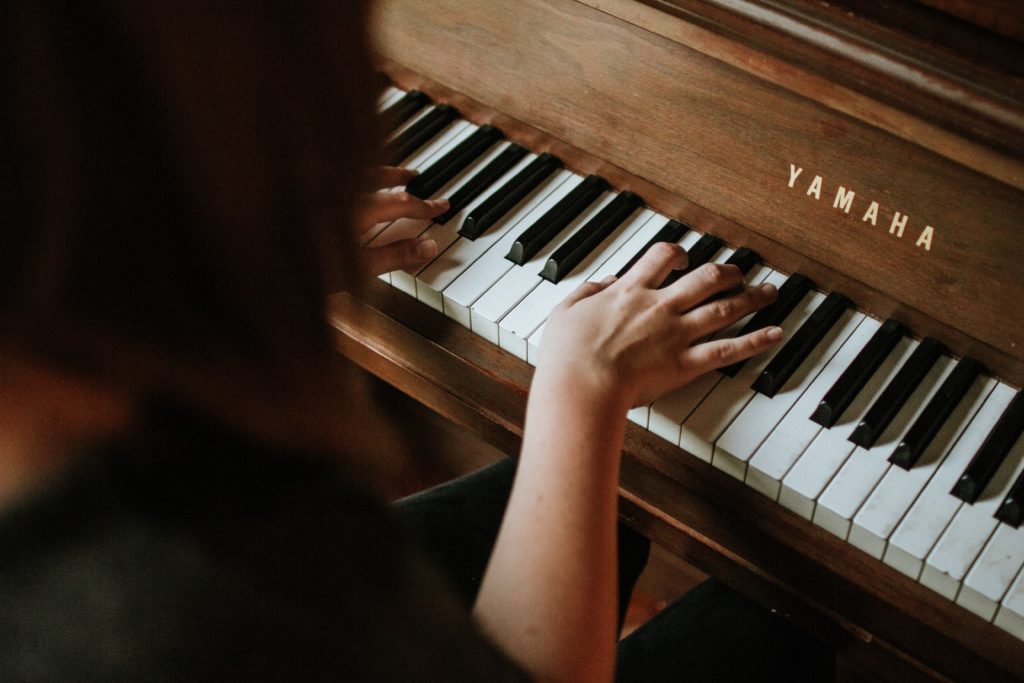 Blind pianist becomes familiar with the sound and location of the keys