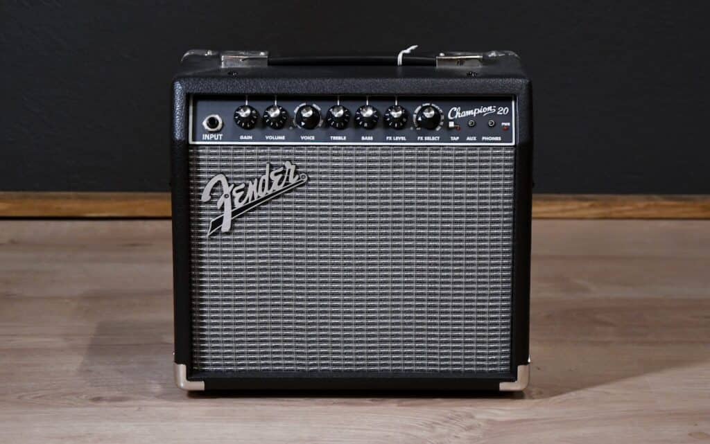 The brand Fender Frontman 15G is a small and portable sound amplifier.